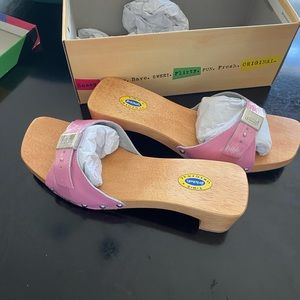 New in box. Pink Dr. Scholl’s sandals.